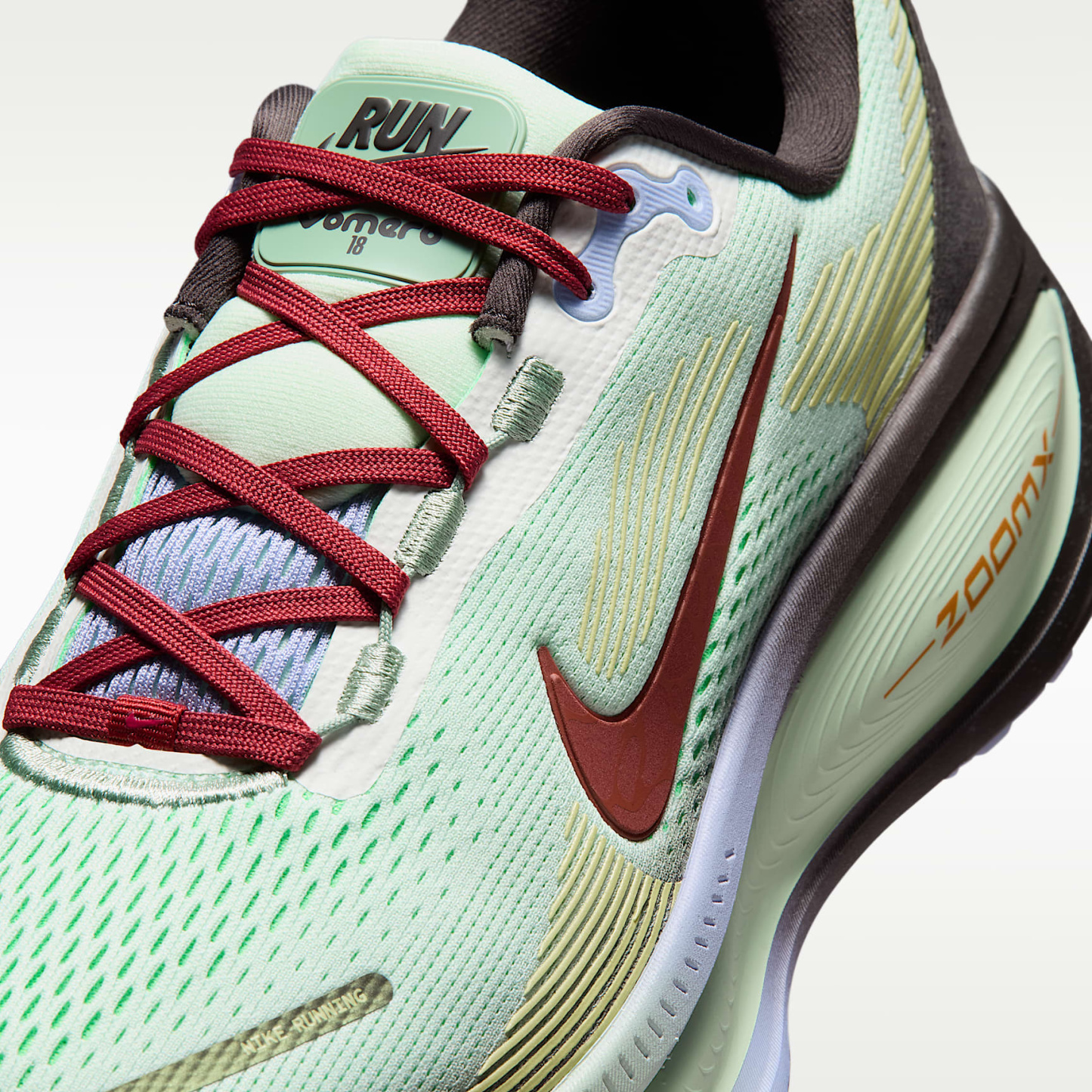 Nike Vomero 18 SE Straßenlaufschuh (Herren) – Frosted Spruce/Tar/Purple Fade/Rugged Orange