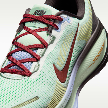 Nike Vomero 18 SE Straßenlaufschuh (Herren) – Frosted Spruce/Tar/Purple Fade/Rugged Orange