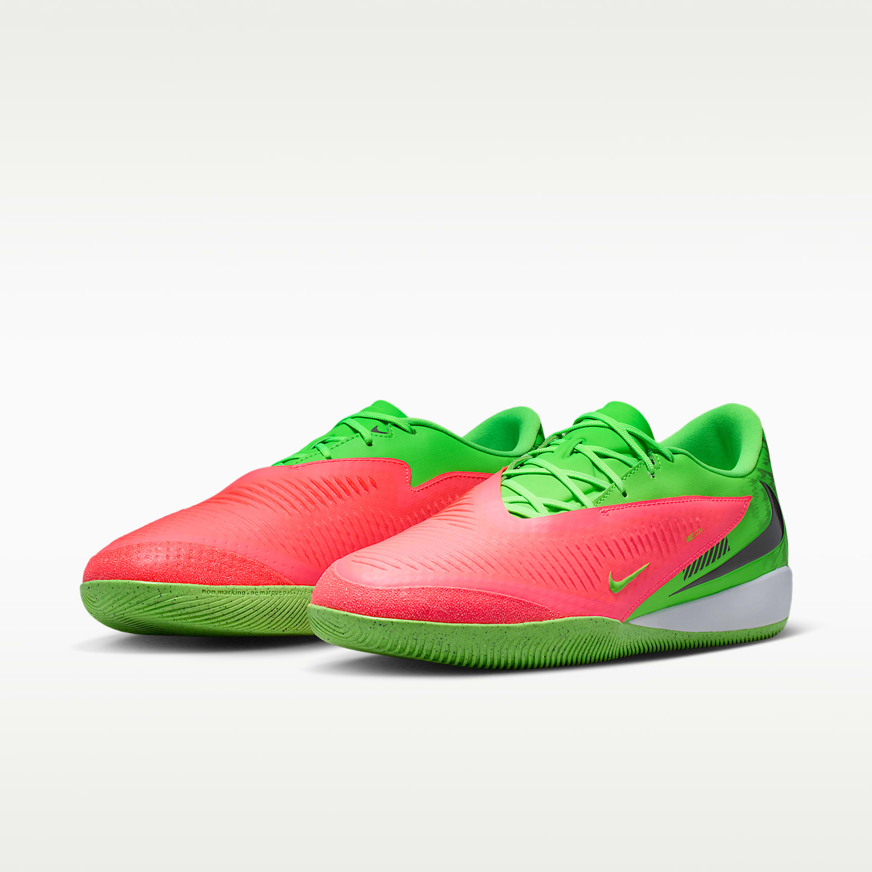 Nike Phantom 6 Low Academy "Erling Haaland" Fußballschuh für Hallen- und Hartplätze – Hot Punch/Green Strike/Schwarz