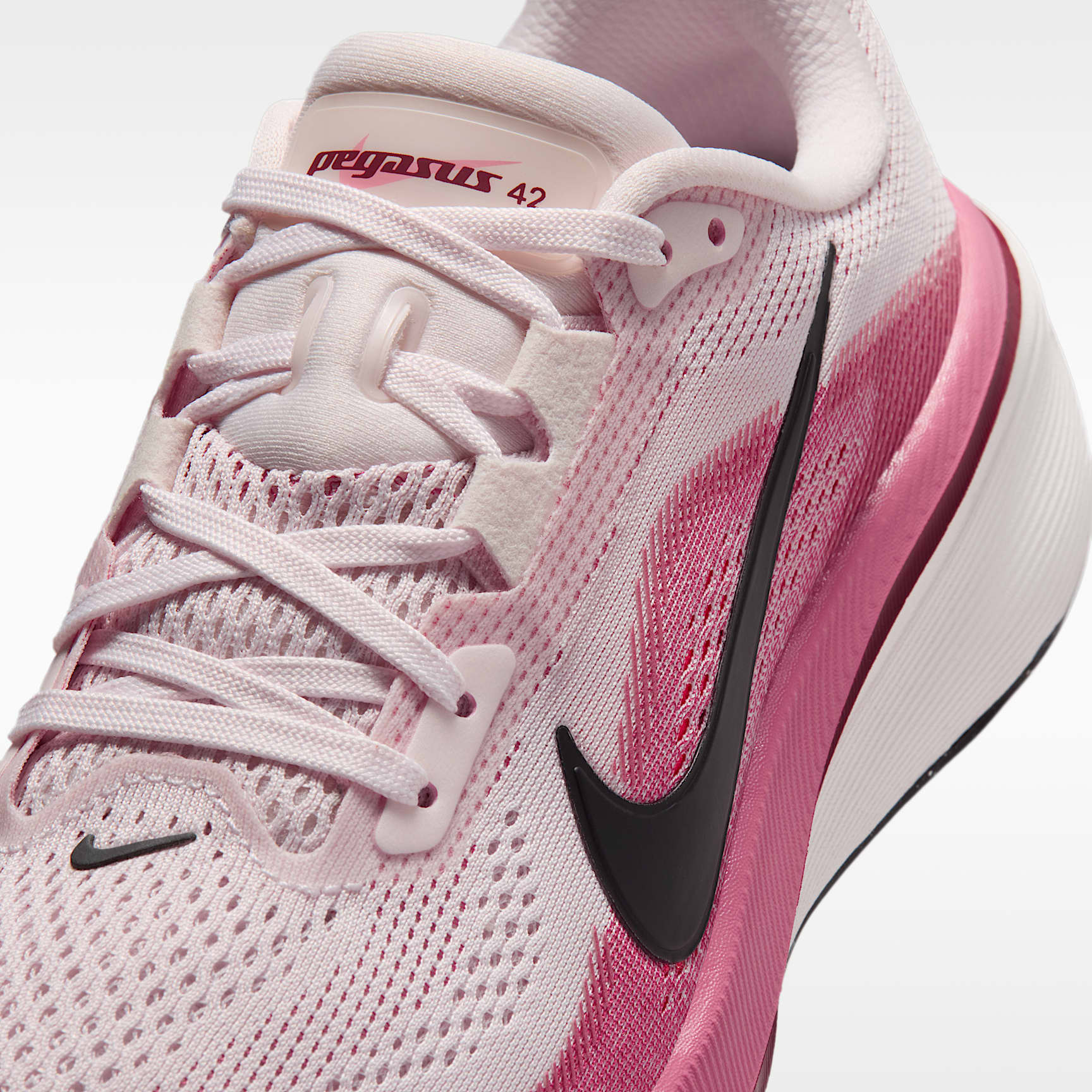 Nike Pegasus 42 Straßenlaufschuh (Damen) – Pearl Pink/Peony/Team Crimson/Schwarz