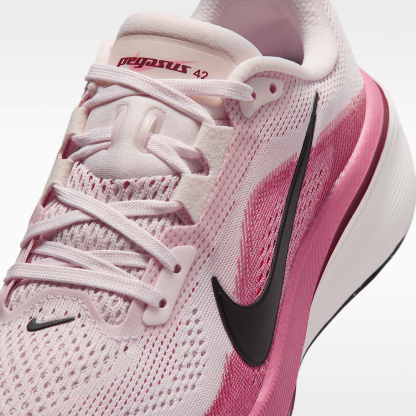 Nike Pegasus 42 Straßenlaufschuh (Damen) – Pearl Pink/Peony/Team Crimson/Schwarz