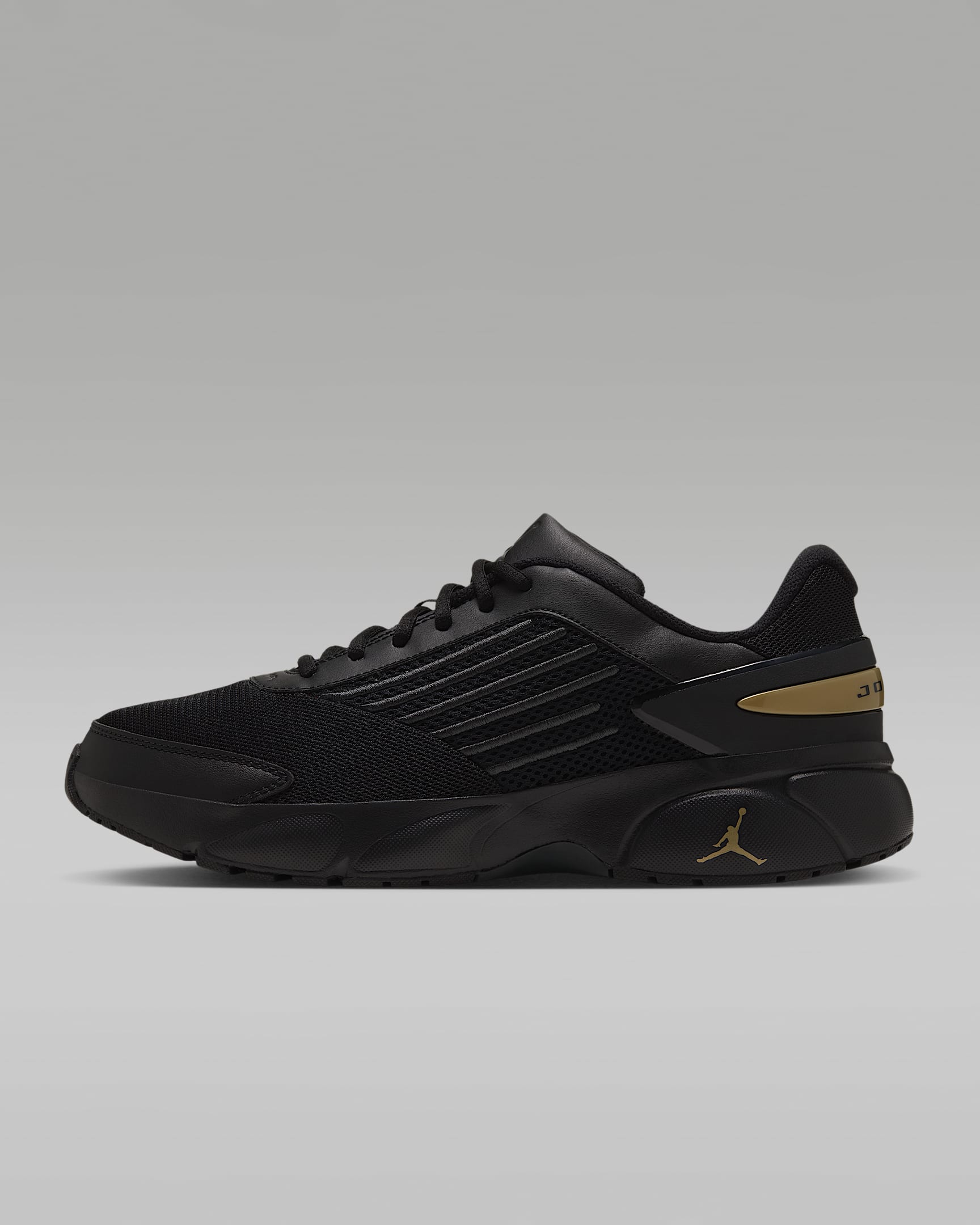 Jordan Trunner Flow Schuhe (Herren) – Schwarz/Metallic Gold/Dark Smoke Grey