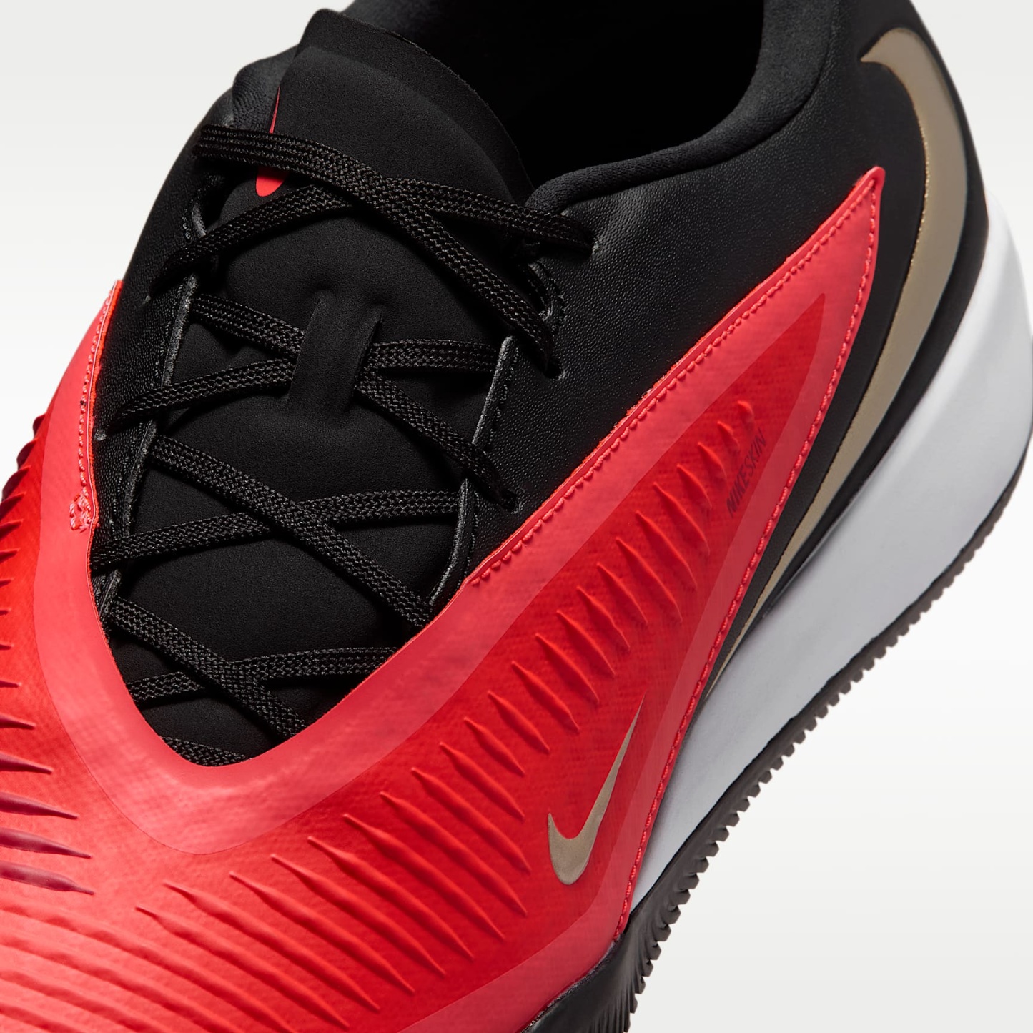 Nike Phantom 6 Low Academy Fußballschuh für Hallen- und Hartplätze – Bright Crimson/Schwarz/Blur