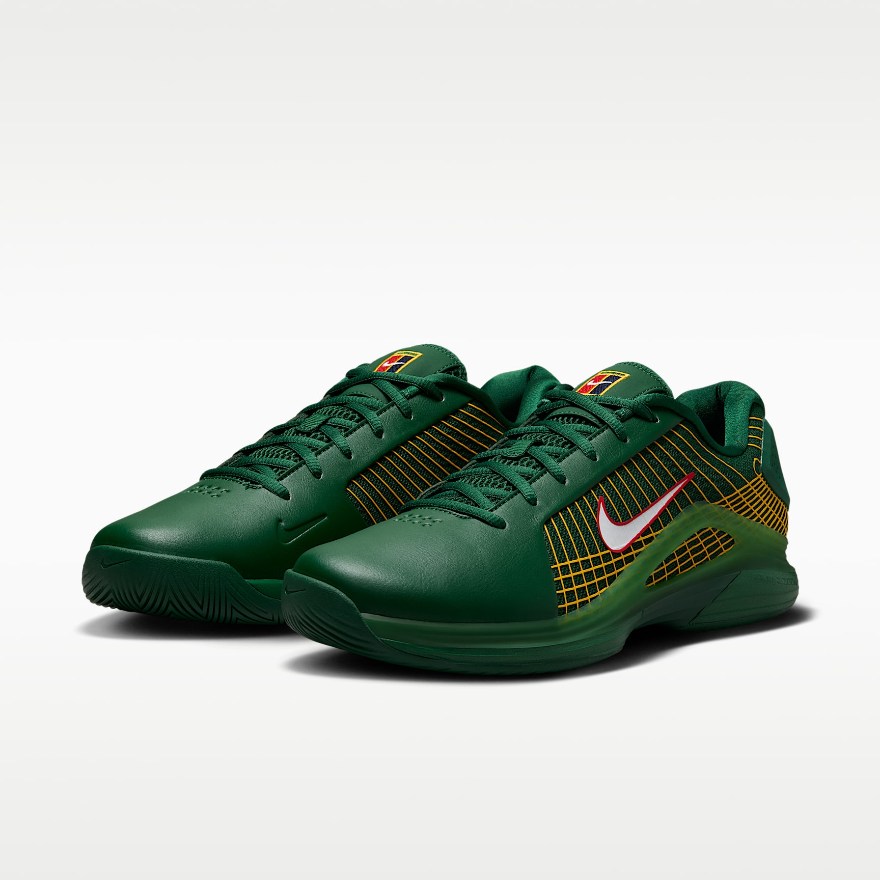 Nike Vapor 12 Hypersmash Tennisschuh für Hartplätze (Herren) – Gorge Green/University Red/University Gold/Weiß