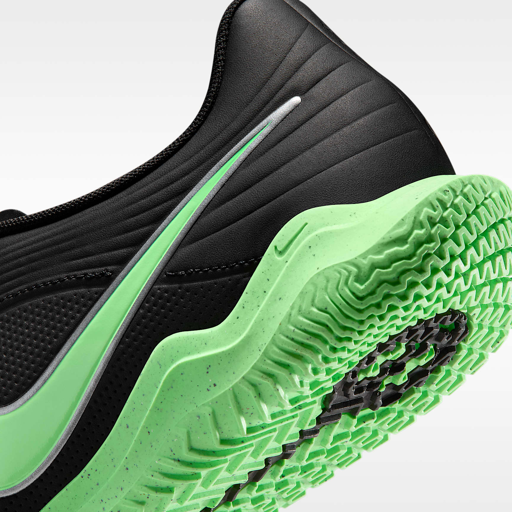 Nike Tiempo Maestro Club Low-Top-Fußballschuh für Hallen- und Hartplätze – Schwarz/Schwarz/Illusion Green