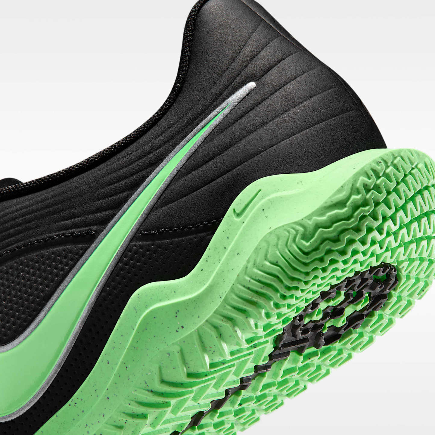 Nike Tiempo Maestro Club Low-Top-Fußballschuh für Hallen- und Hartplätze – Schwarz/Schwarz/Illusion Green