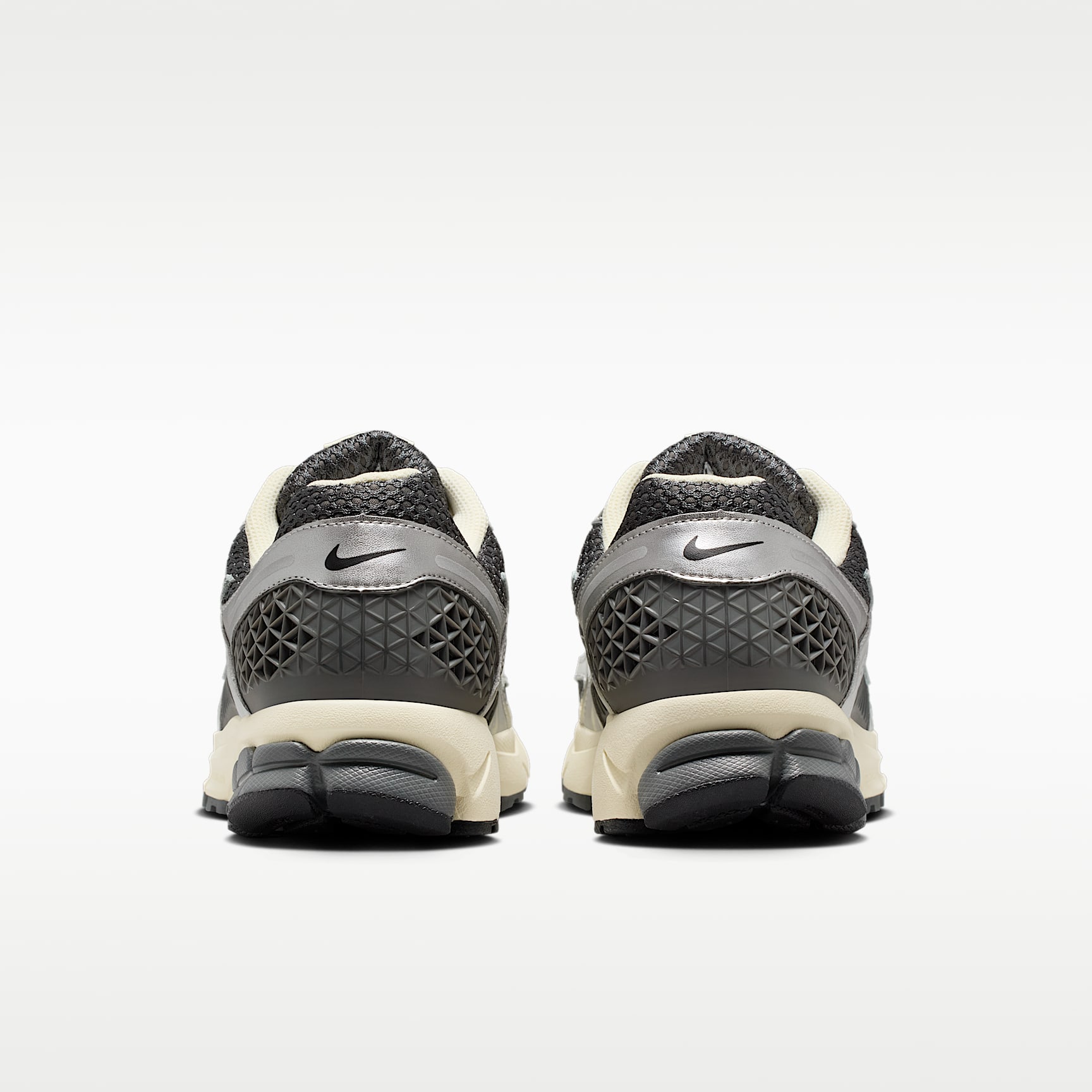 Nike Zoom Vomero 5 Schuh (Herren) – Iron Grey/Metallic Silver/Coconut Milk/Chrome