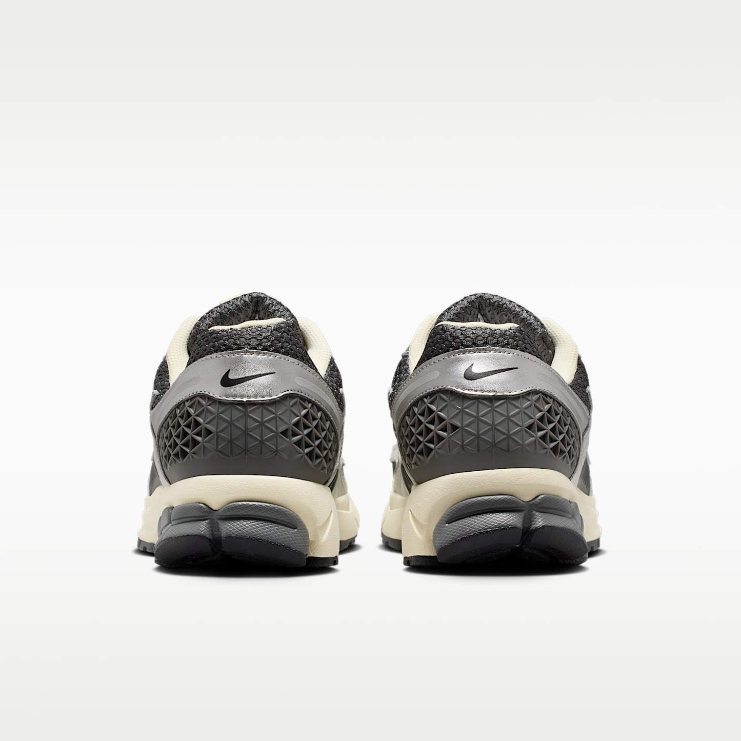 Nike Zoom Vomero 5 Schuh (Herren) – Iron Grey/Metallic Silver/Coconut Milk/Chrome