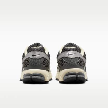 Nike Zoom Vomero 5 Schuh (Herren) – Iron Grey/Metallic Silver/Coconut Milk/Chrome
