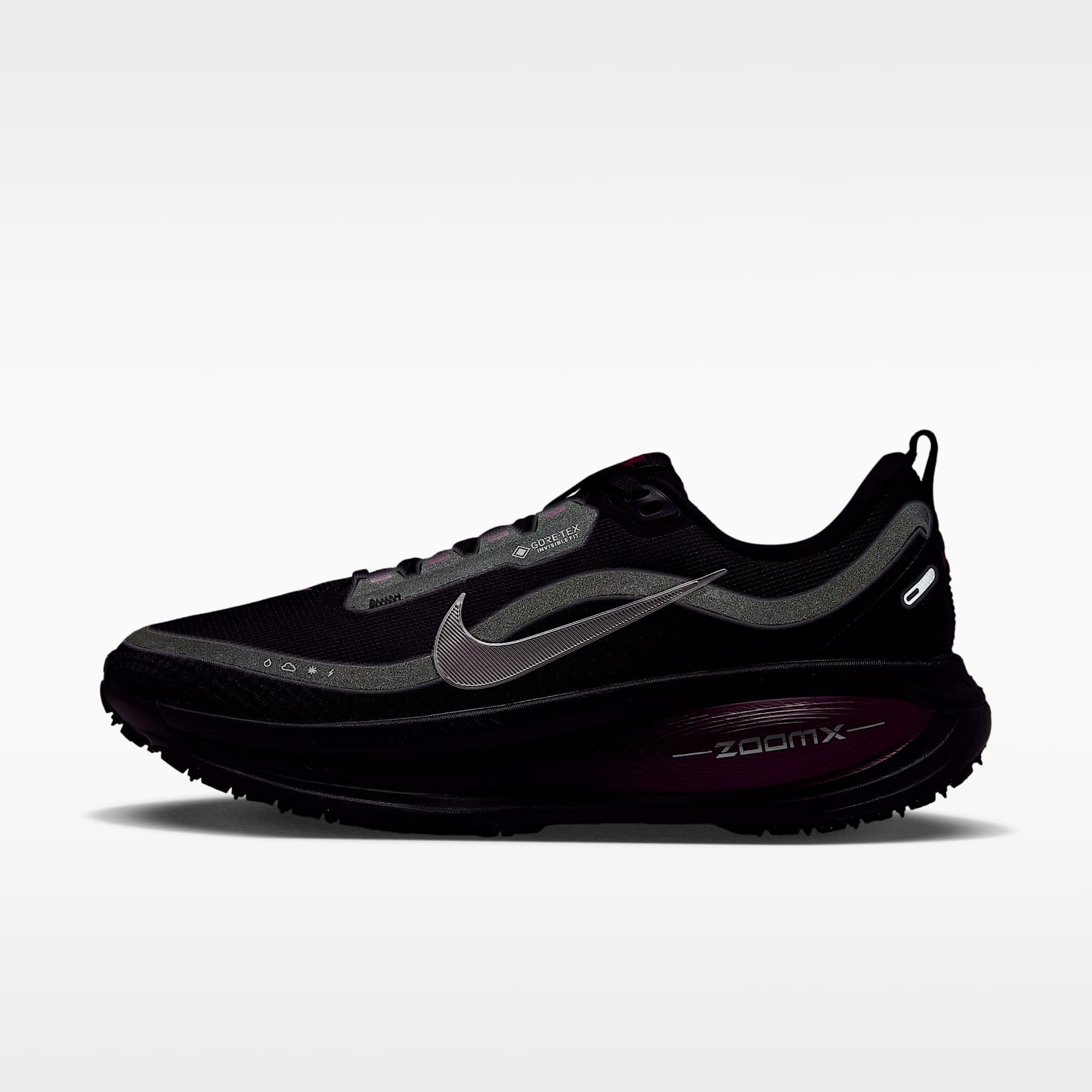 Nike Vomero 18 GORE-TEX Wasserdichter Straßenlaufschuh mit reflektierenden Designakzenten (Damen) – Schwarz/True Berry/Purple Pulse/Metallic Silver