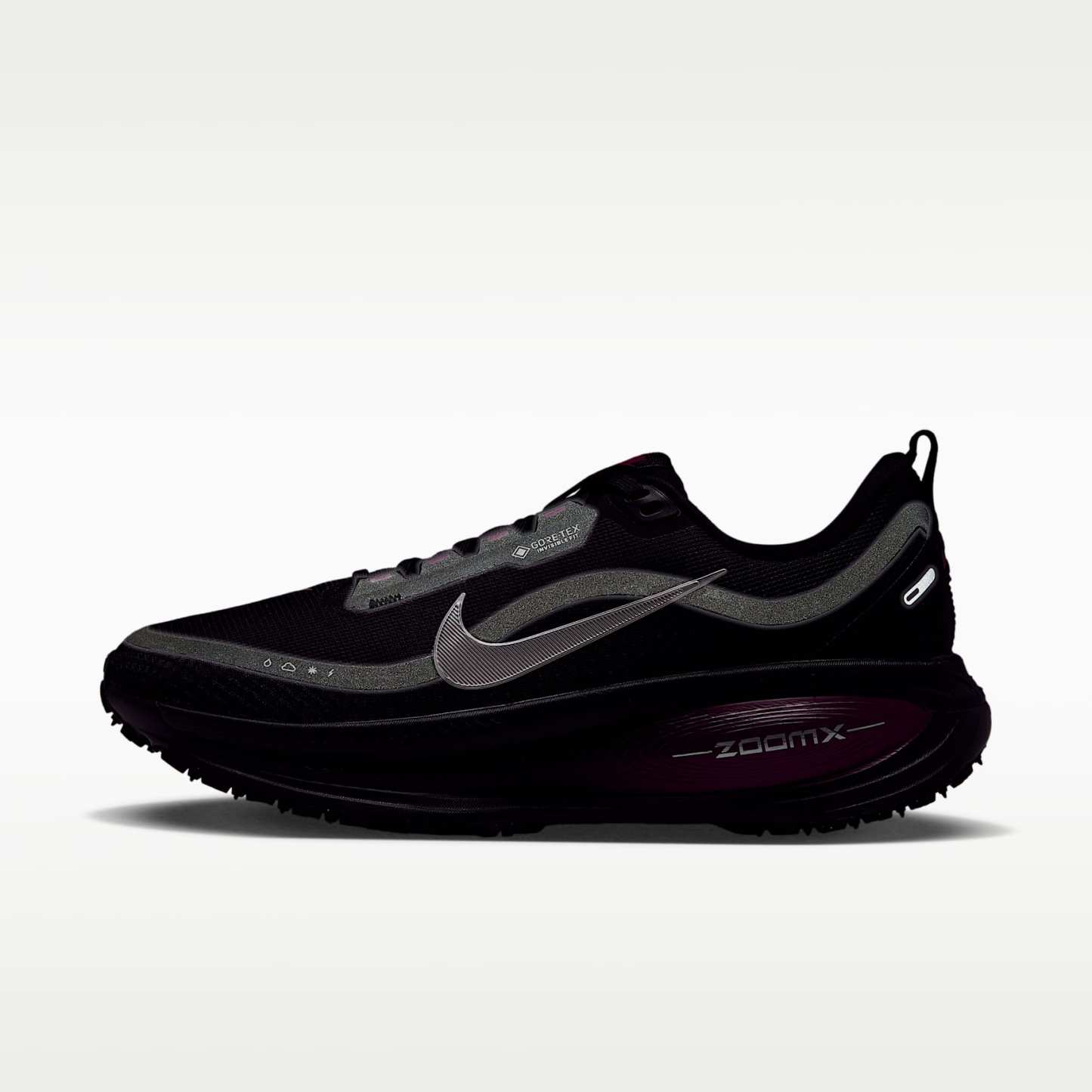 Nike Vomero 18 GORE-TEX Wasserdichter Straßenlaufschuh mit reflektierenden Designakzenten (Damen) – Schwarz/True Berry/Purple Pulse/Metallic Silver