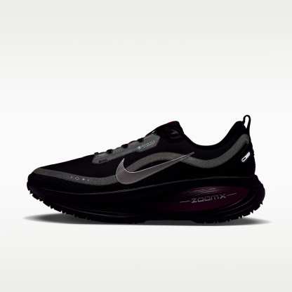 Nike Vomero 18 GORE-TEX Wasserdichter Straßenlaufschuh mit reflektierenden Designakzenten (Damen) – Schwarz/True Berry/Purple Pulse/Metallic Silver