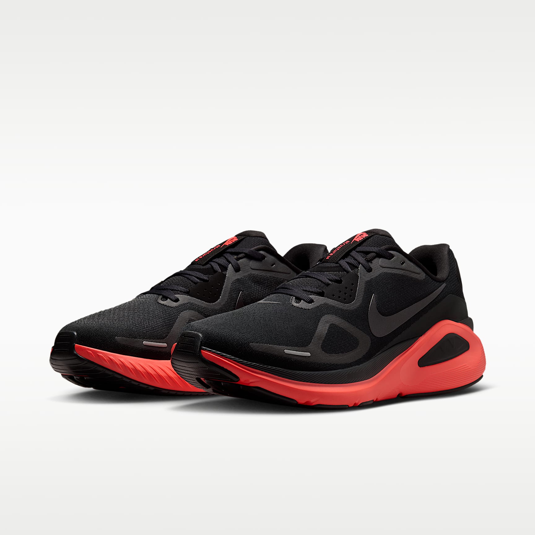 Nike Structure 26 Straßenlaufschuh (Herren) – Schwarz/Bright Crimson/Dark Smoke Grey/Metallic Dark Grey