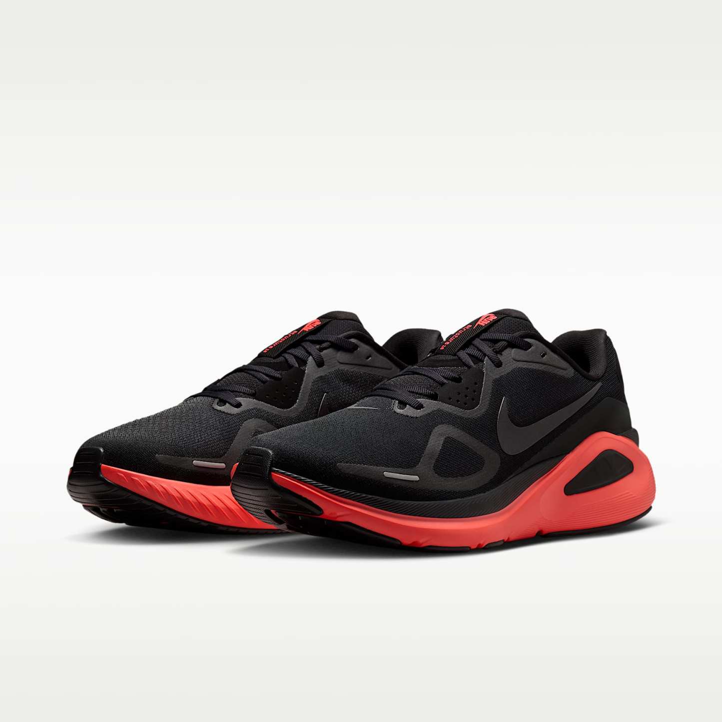 Nike Structure 26 Straßenlaufschuh (Herren) – Schwarz/Bright Crimson/Dark Smoke Grey/Metallic Dark Grey