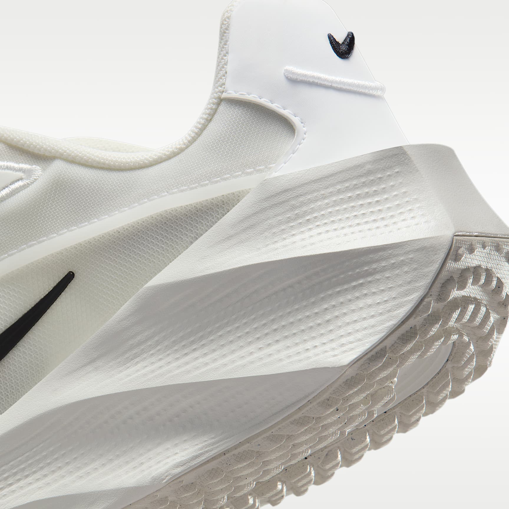Nike Aura Edge Schuh (Damen) – Summit White/Summit White/Schwarz