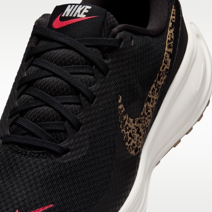 Nike Revolution 8 Straßenlaufschuh (Damen) – Schwarz/Fusion Red/Sail/Multi-Color