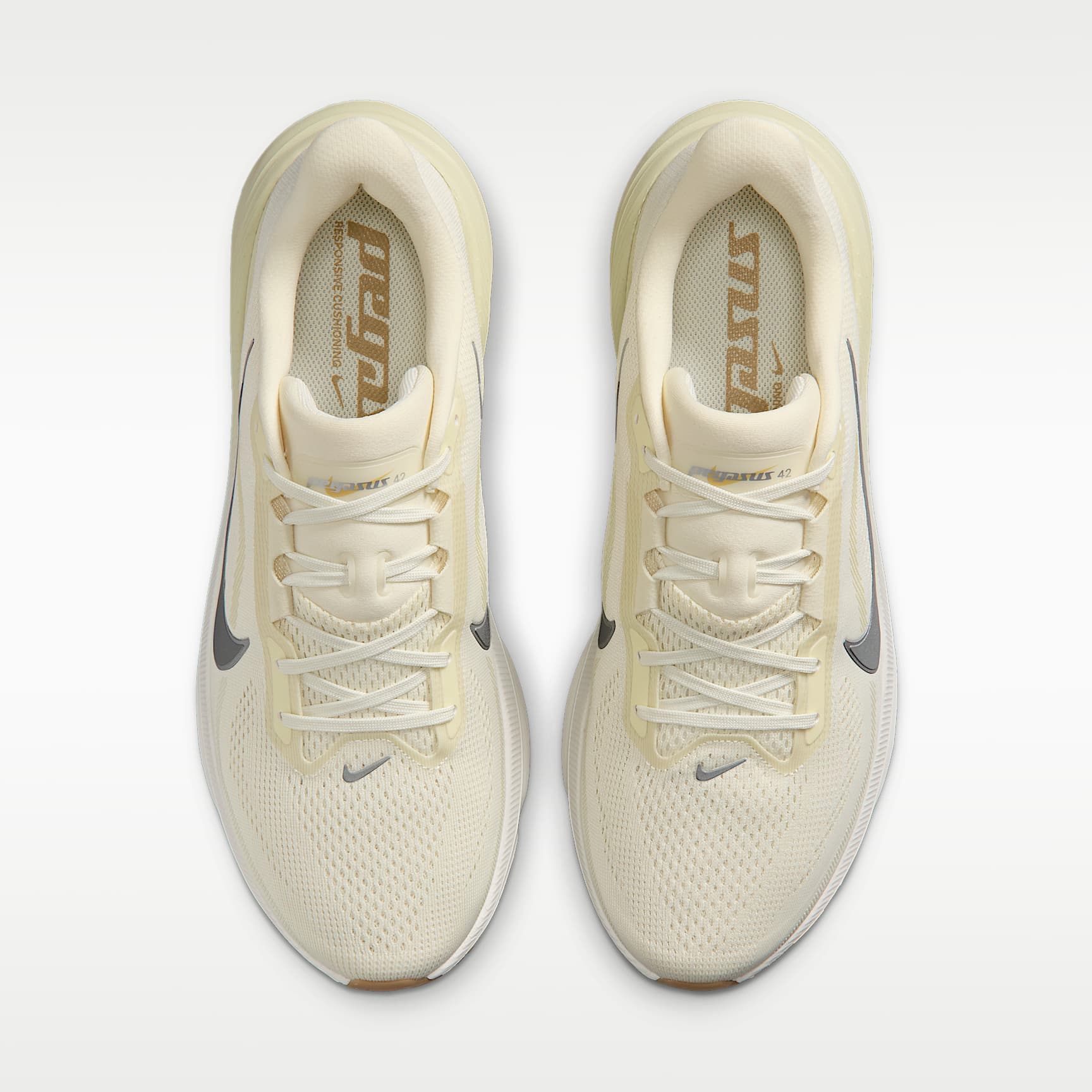 Nike Pegasus 42 Straßenlaufschuh (Herren) – Coconut Milk/Light Khaki/Gum Light Brown/Metallic Silver