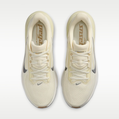 Nike Pegasus 42 Straßenlaufschuh (Herren) – Coconut Milk/Light Khaki/Gum Light Brown/Metallic Silver