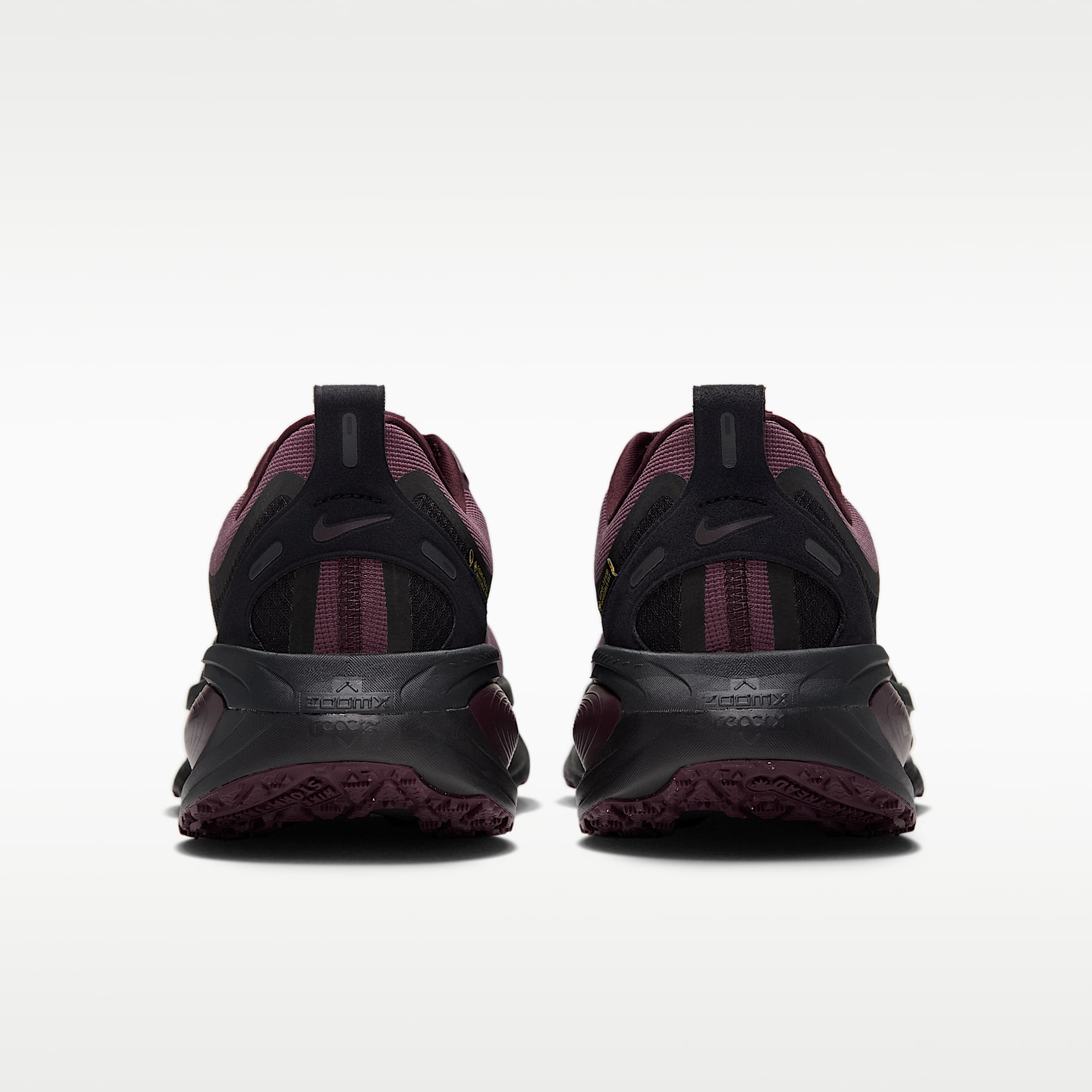 Nike Vomero 18 GORE-TEX wasserdichter Straßenlaufschuh mit reflektierenden Akzenten (Herren) – Burgundy Crush/Burgundy Crush/Schwarz