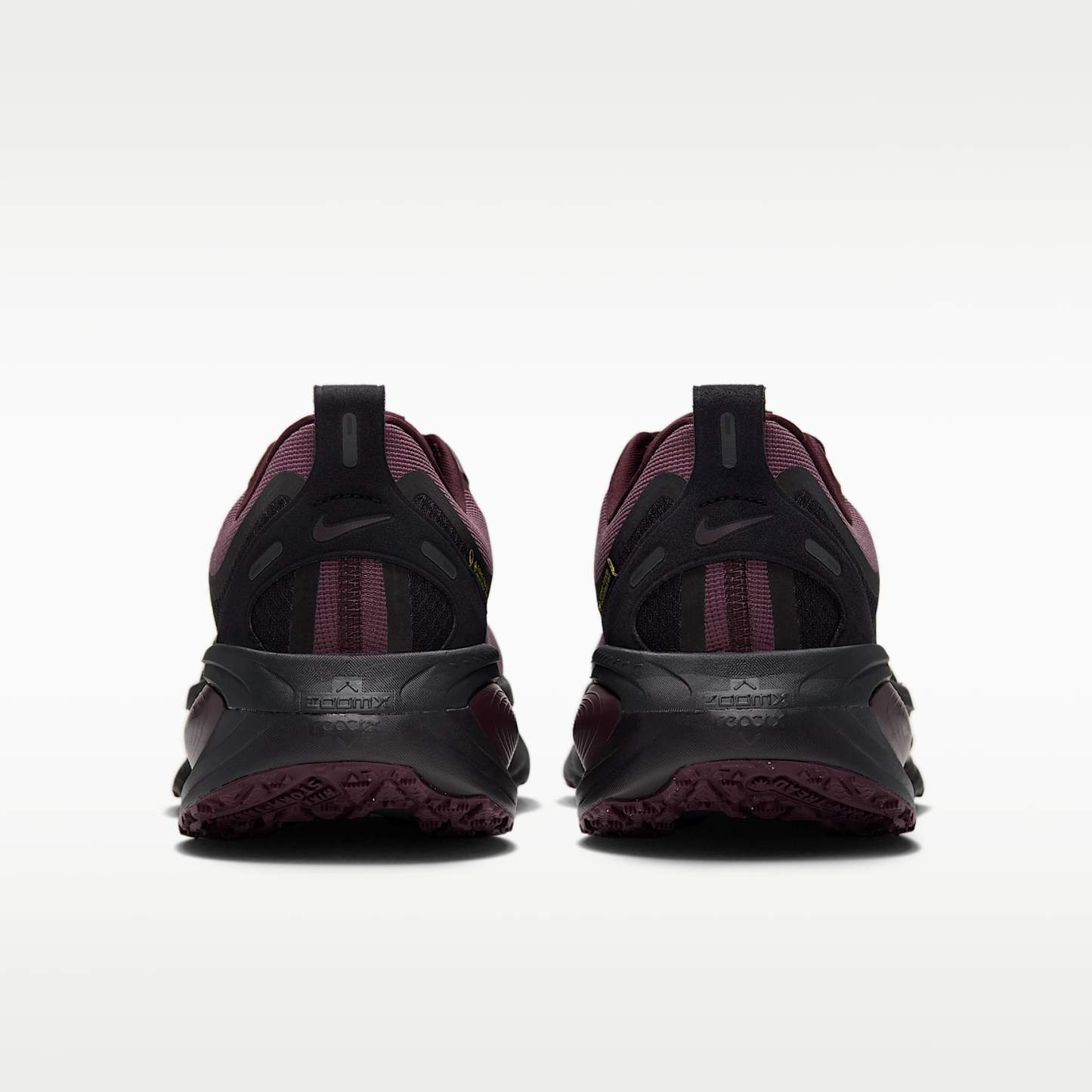 Nike Vomero 18 GORE-TEX wasserdichter Straßenlaufschuh mit reflektierenden Akzenten (Herren) – Burgundy Crush/Burgundy Crush/Schwarz