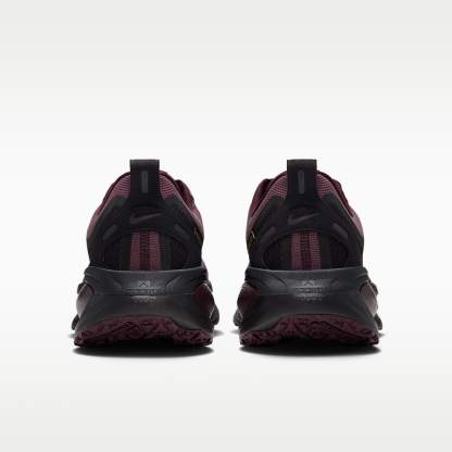 Nike Vomero 18 GORE-TEX wasserdichter Straßenlaufschuh mit reflektierenden Akzenten (Herren) – Burgundy Crush/Burgundy Crush/Schwarz