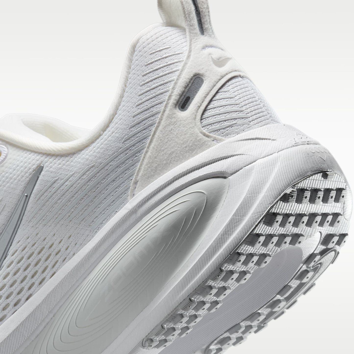 Nike Vomero 18 Straßenlaufschuh (Damen) – Weiß/Photon Dust/Summit White/Metallic Silver