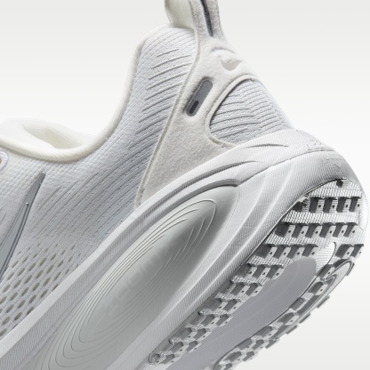 Nike Vomero 18 Straßenlaufschuh (Damen) – Weiß/Photon Dust/Summit White/Metallic Silver