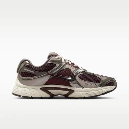 Nike V5 RNR Schuh mit reflektierenden Akzenten (Damen) – Burgundy Crush/College Grey/Light Orewood Brown/Schwarz