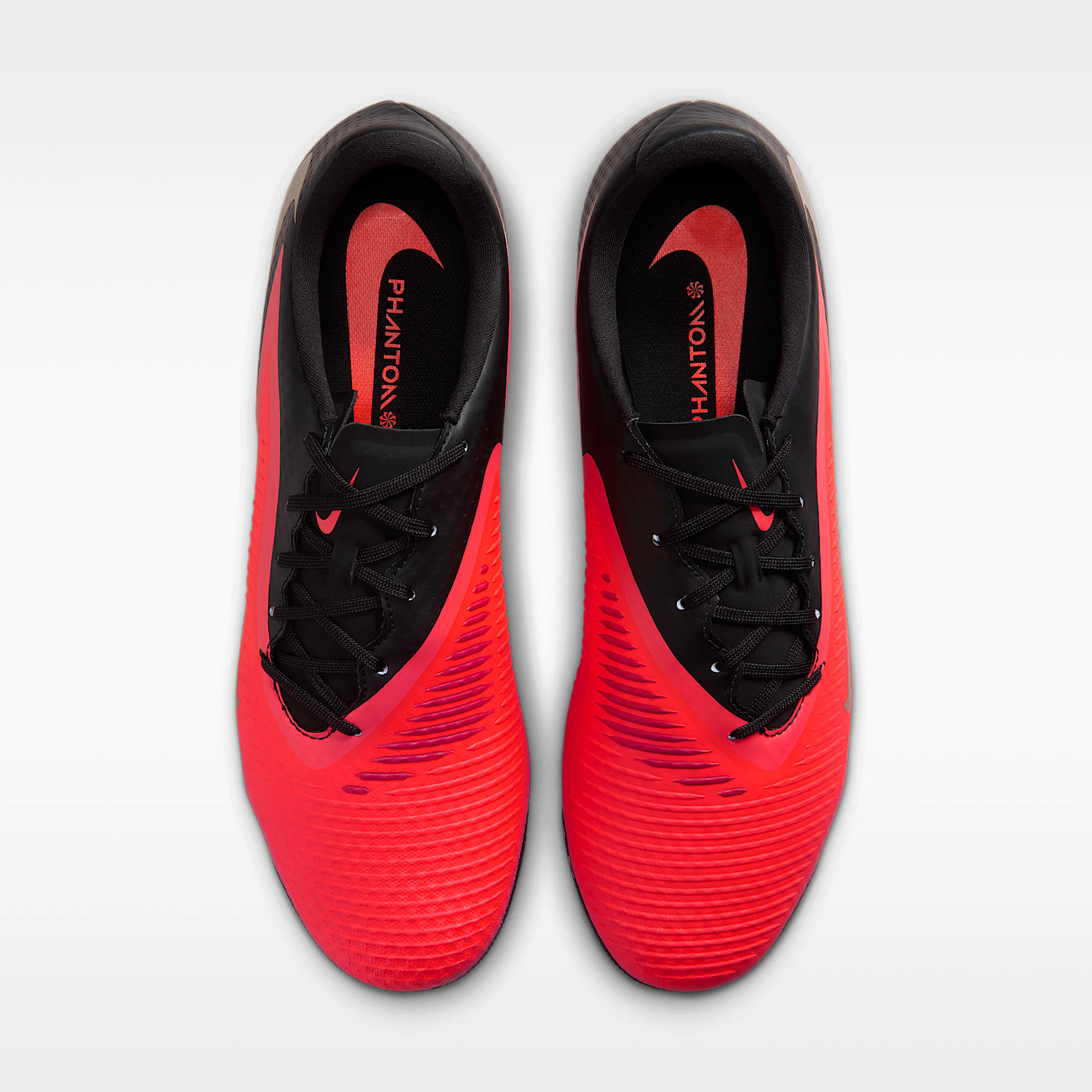 Nike Phantom 6 Low Academy Fußballschuh für Kunstrasen – Bright Crimson/Schwarz/Blur