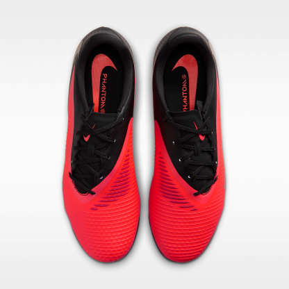 Nike Phantom 6 Low Academy Fußballschuh für Kunstrasen – Bright Crimson/Schwarz/Blur