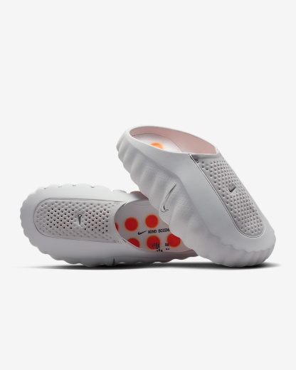 Nike Mind 001 Pregame Mule (Damen) – Light Smoke Grey/Photon Dust/Hyper Crimson/Chrome