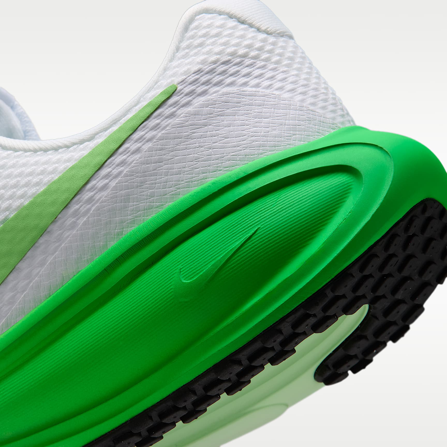 Nike Revolution 8 Straßenlaufschuh (Damen) – Weiß/Cucumber Calm/Green Spark/Illusion Green