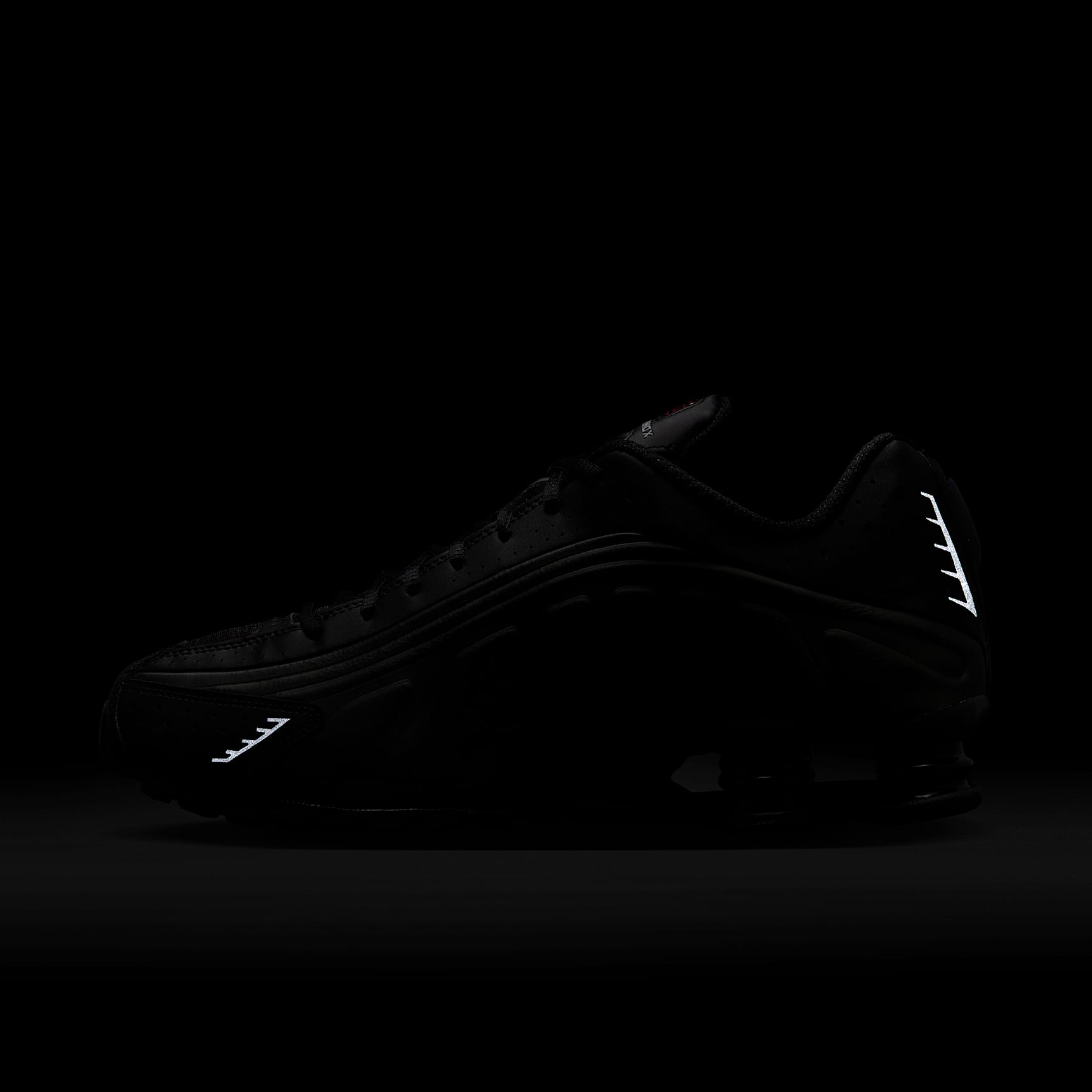 Nike Shox R4 Schuh (Herren) – Schwarz/Schwarz/Bright Crimson/Schwarz