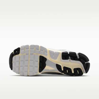 Nike Zoom Vomero 5 Schuh (Herren) – Grey Fog/Metallic Silver/Coconut Milk/Chrome