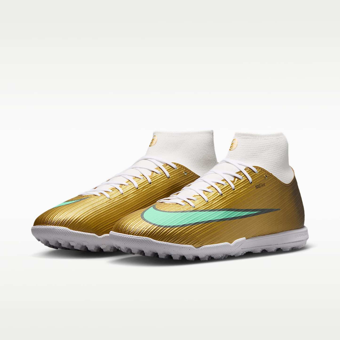 Nike Mercurial Superfly 11 Academy „Kylian Mbappé“ High-Top-Fußballschuh für Turf – Metallic Gold/Green Glow