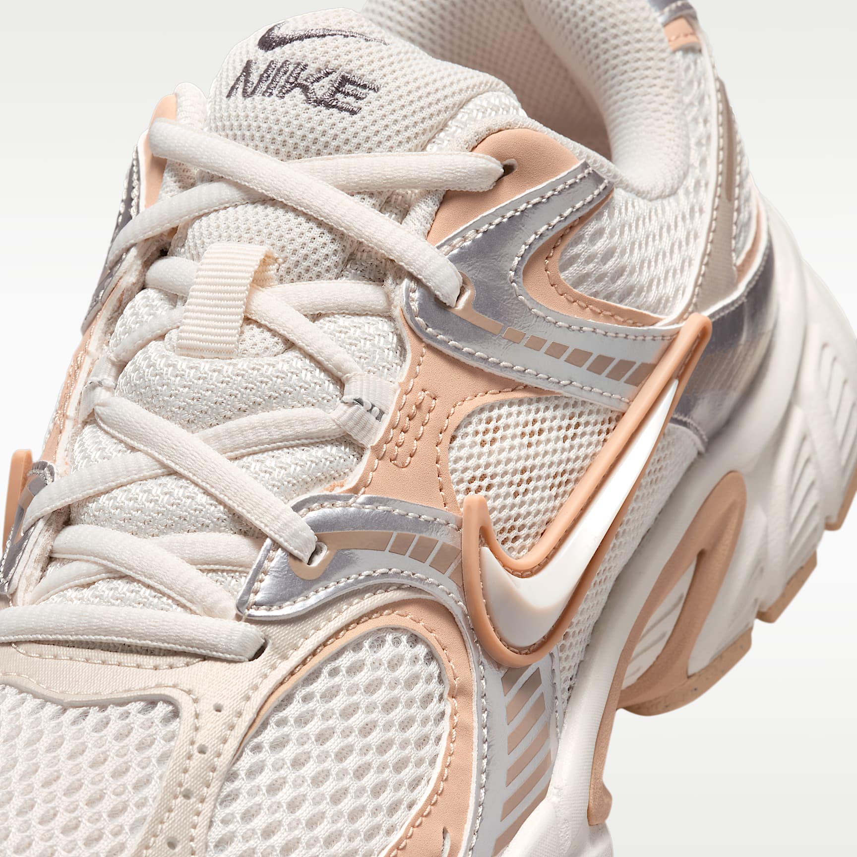Nike V5 RNR Schuh mit reflektierenden Akzenten (Damen) – Phantom/Chalk/Shimmer/Phantom