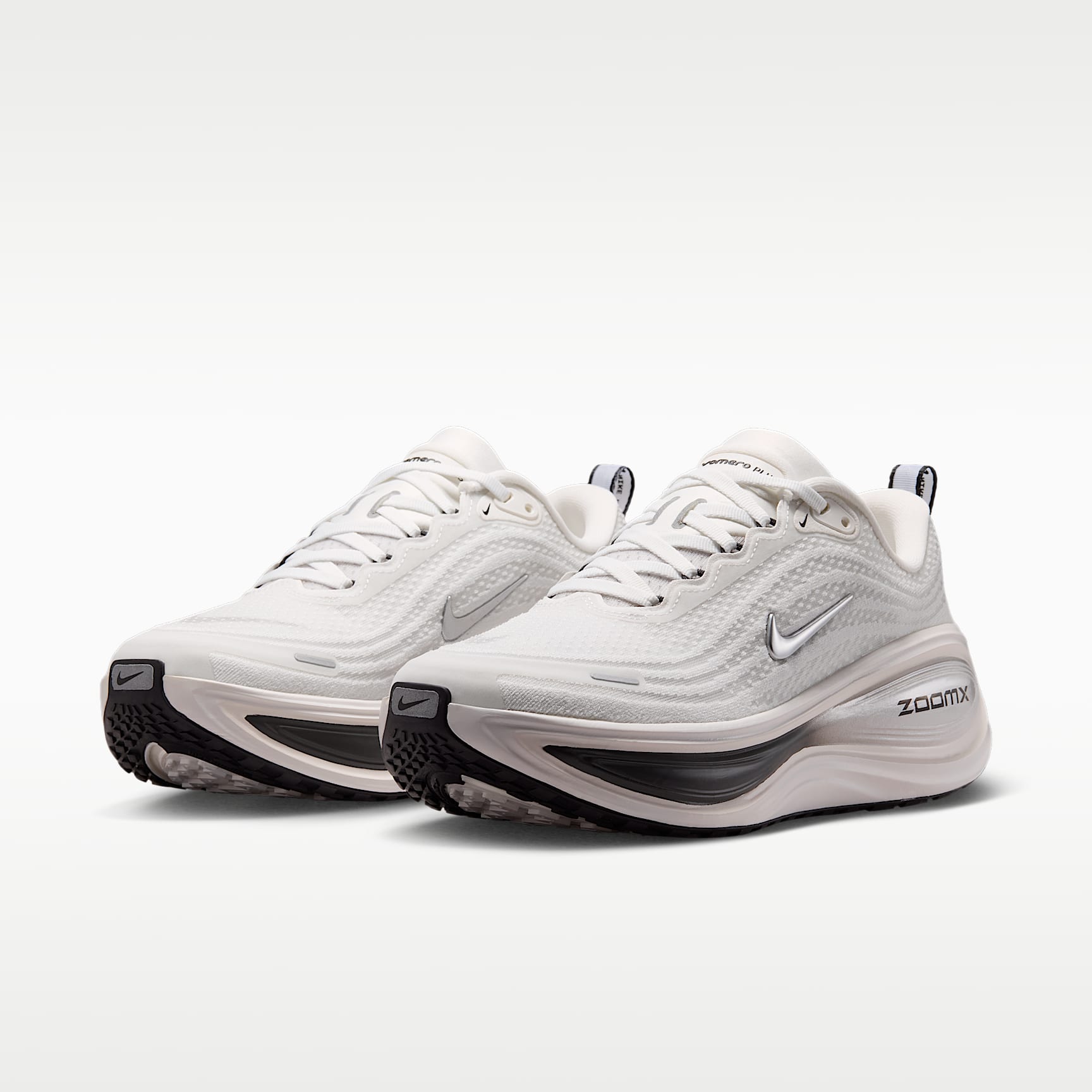 Nike Vomero Plus Straßenlaufschuh (Damen) – Summit White/Sail/Anthracite/Metallic Silver
