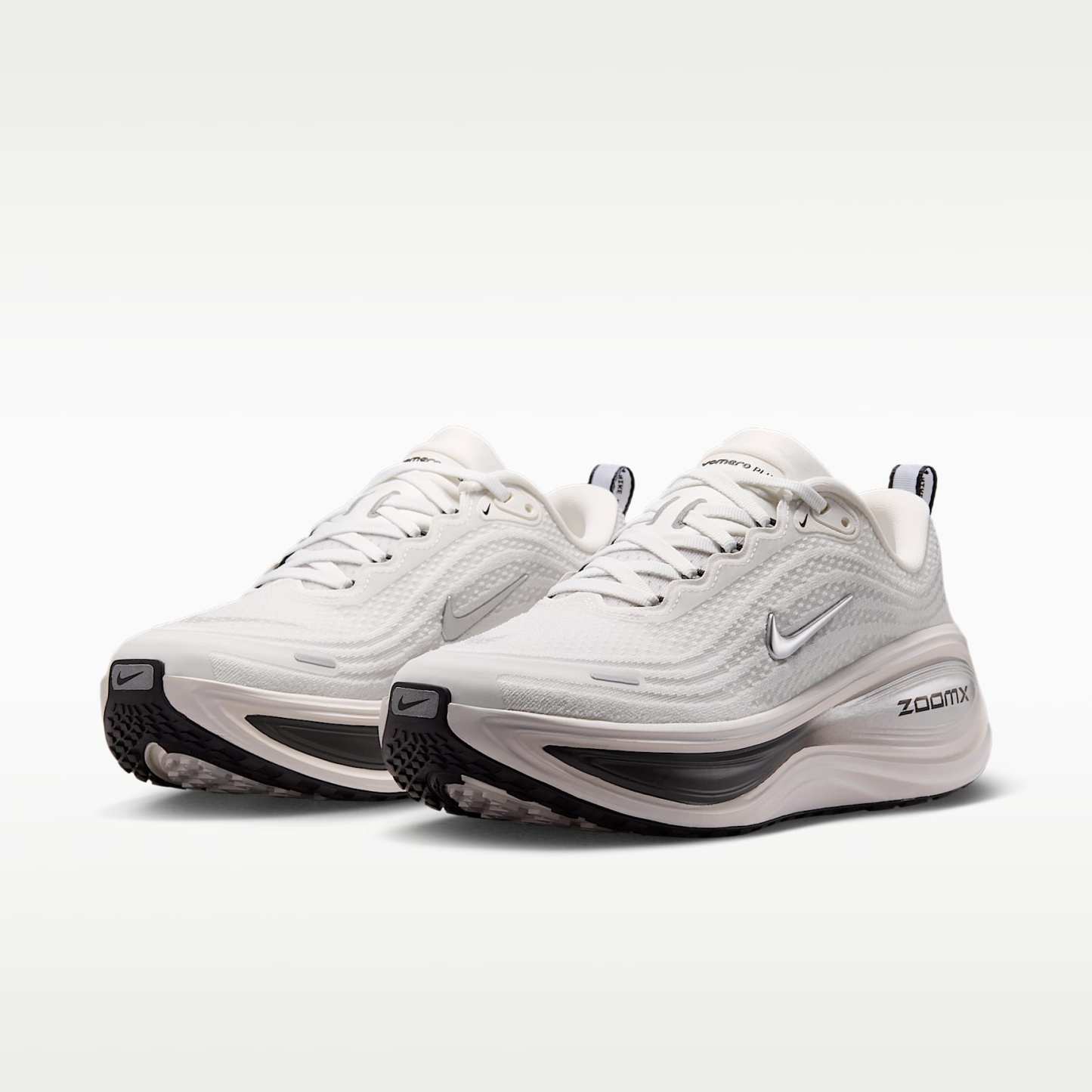 Nike Vomero Plus Straßenlaufschuh (Damen) – Summit White/Sail/Anthracite/Metallic Silver