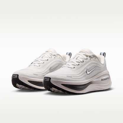 Nike Vomero Plus Straßenlaufschuh (Damen) – Summit White/Sail/Anthracite/Metallic Silver