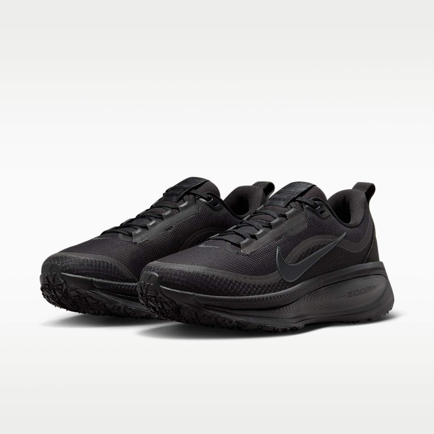 Nike Vomero 18 GORE-TEX Wasserdichter Straßenlaufschuh mit reflektierenden Designakzenten (Damen) – Schwarz/Anthracite