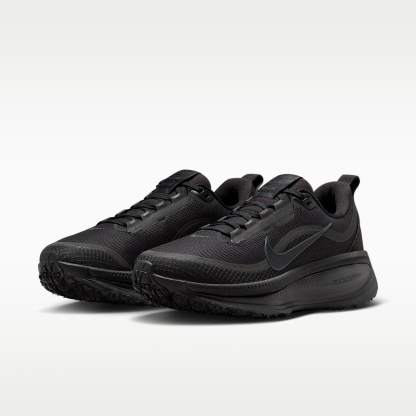 Nike Vomero 18 GORE-TEX Wasserdichter Straßenlaufschuh mit reflektierenden Designakzenten (Damen) – Schwarz/Anthracite