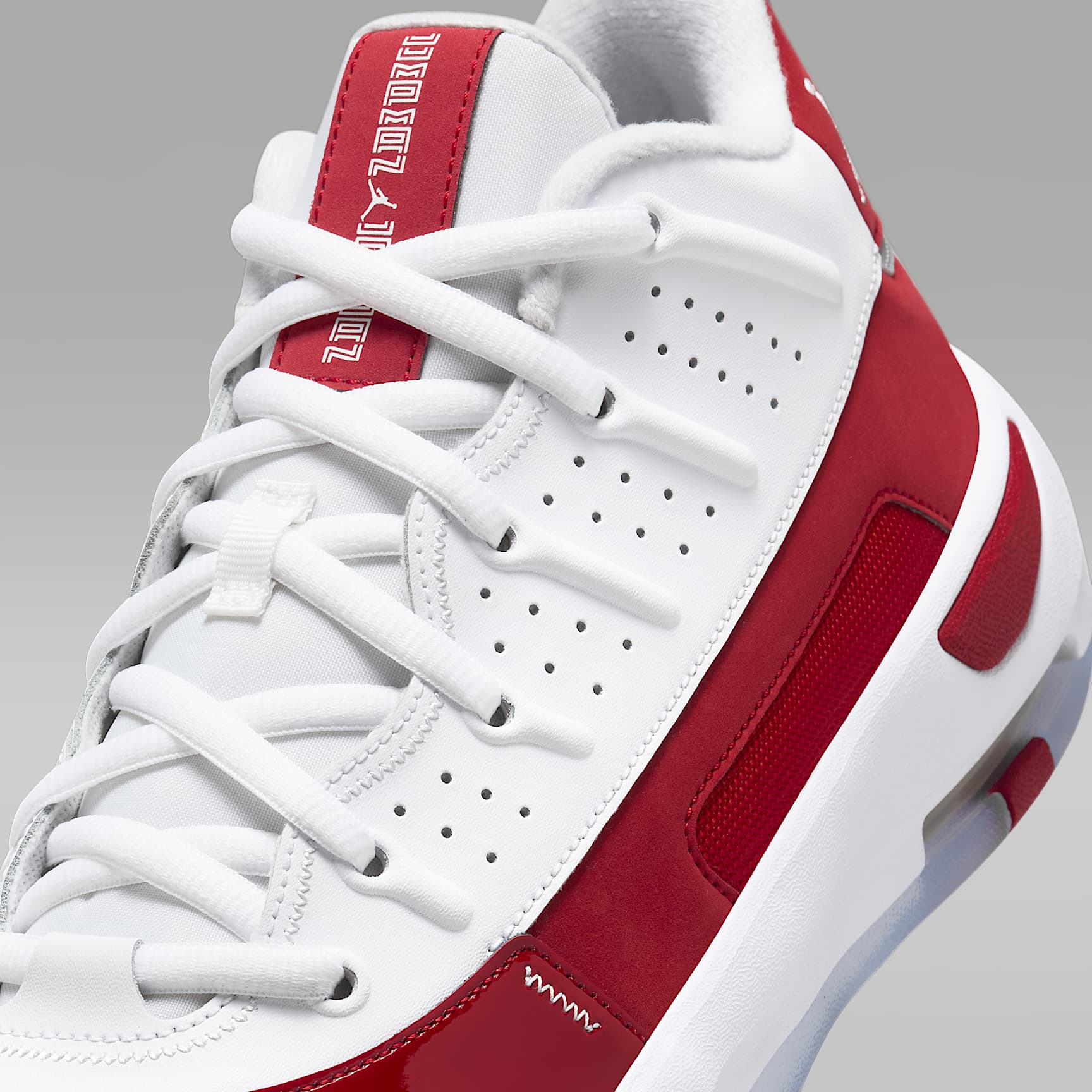 Jordan Max Aura 7 Schuh (Herren) – Weiß/Gym Red/Schwarz/Weiß