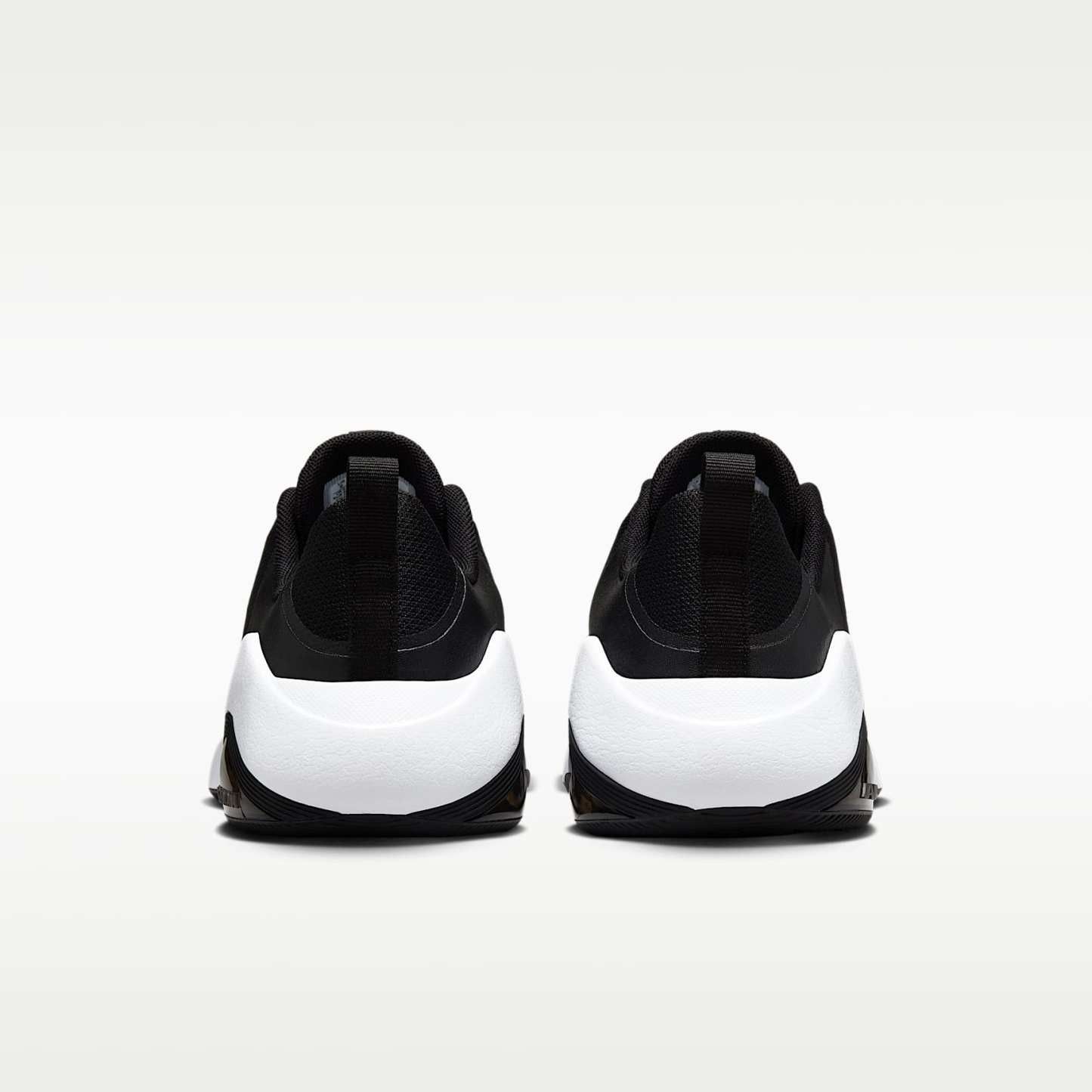 Nike Bella 7 Workout-Schuh (Damen) – Schwarz/Schwarz/Weiß