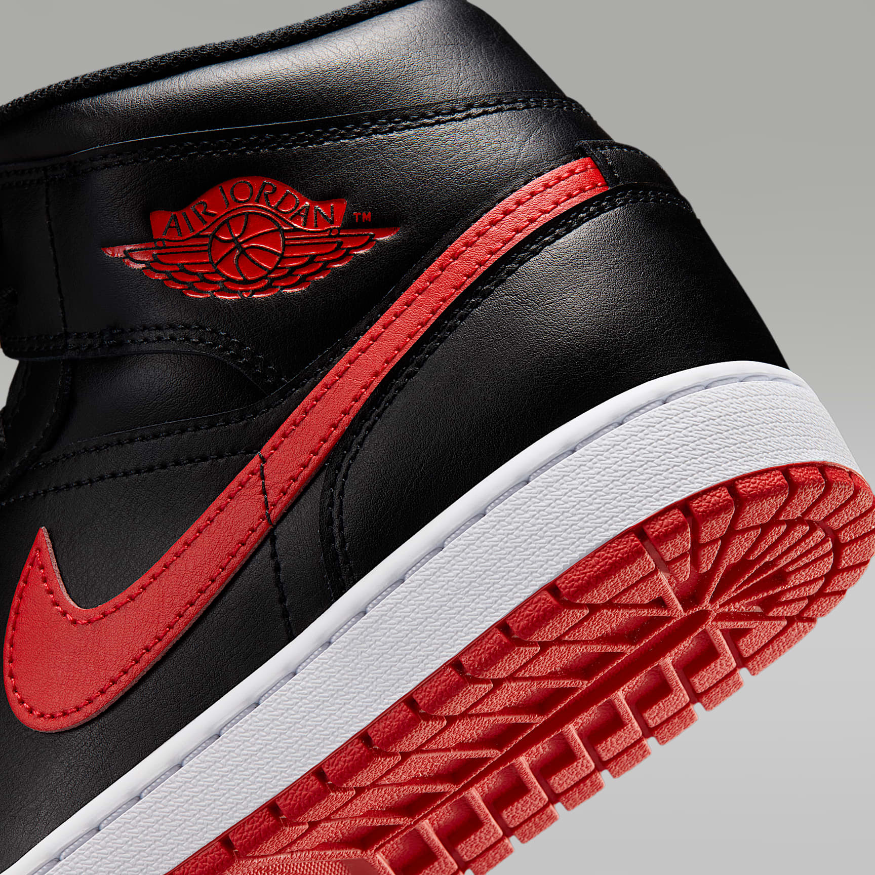 Air Jordan 1 Mid Herrenschuh – Schwarz/Weiß/University Red