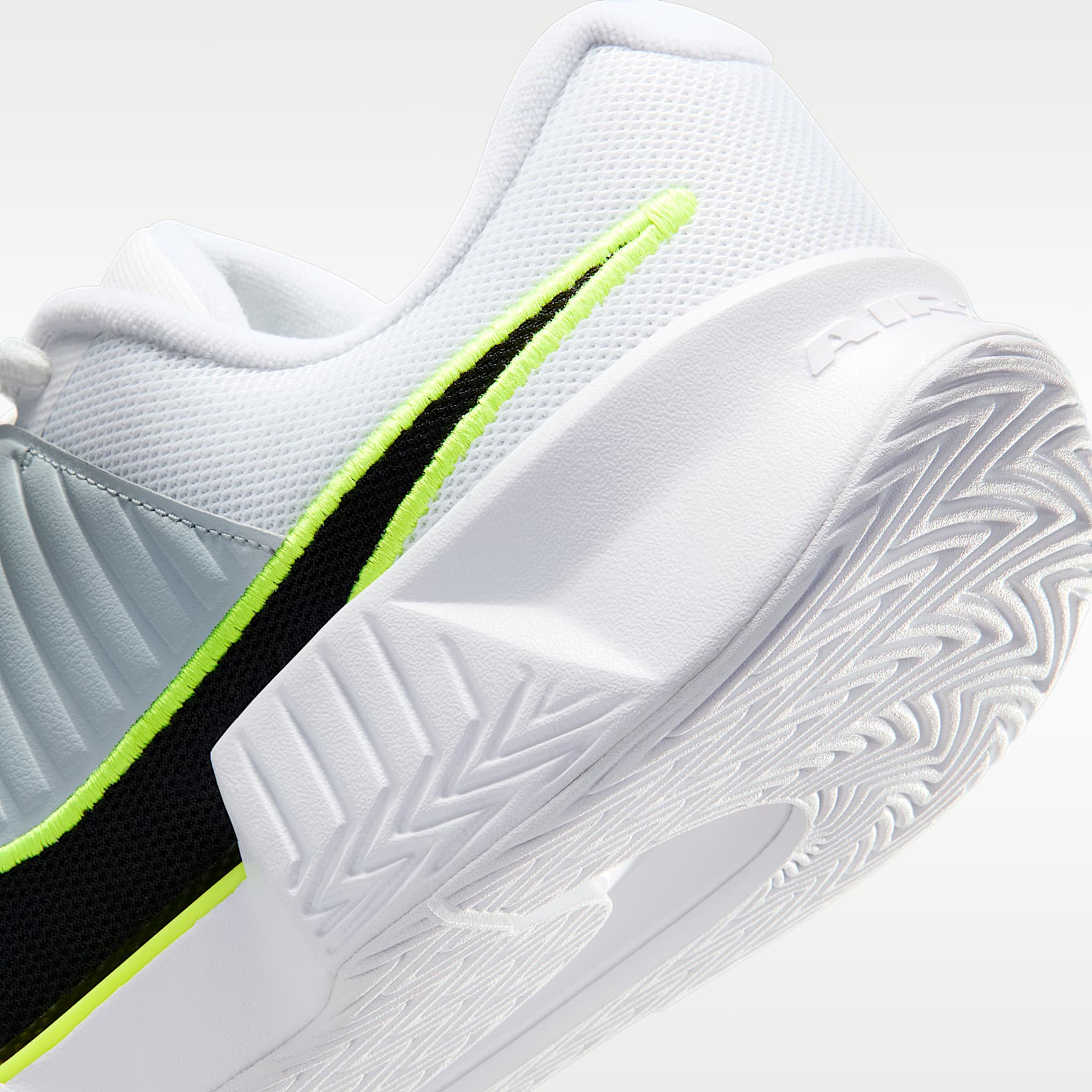 Nike GP Challenge Pro Herren-Tennisschuh für Hartplätze – Weiß/Pure Platinum/Volt/Schwarz