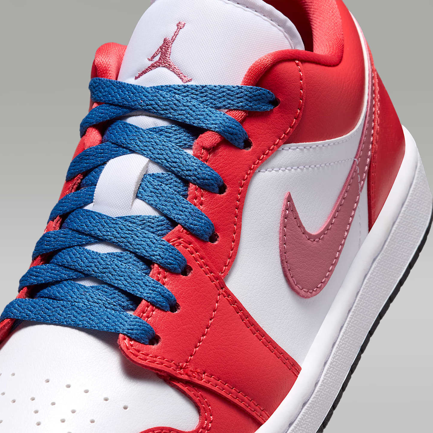 Air Jordan 1 Low Damenschuh – Track Red/Weiß/Desert Berry/True Blue