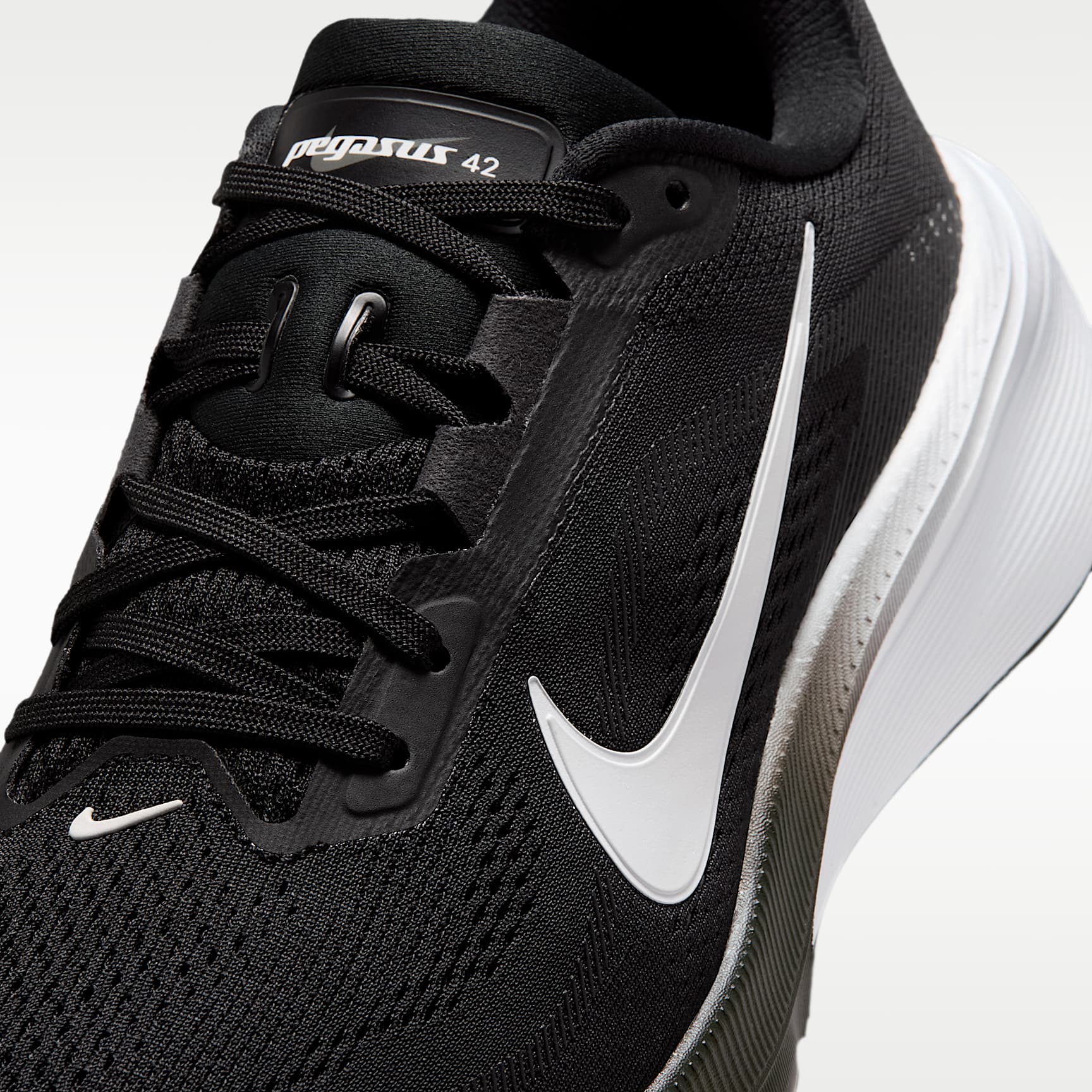 Nike Pegasus 42 Straßenlaufschuh (Damen) – Schwarz/Iron Grey/Weiß