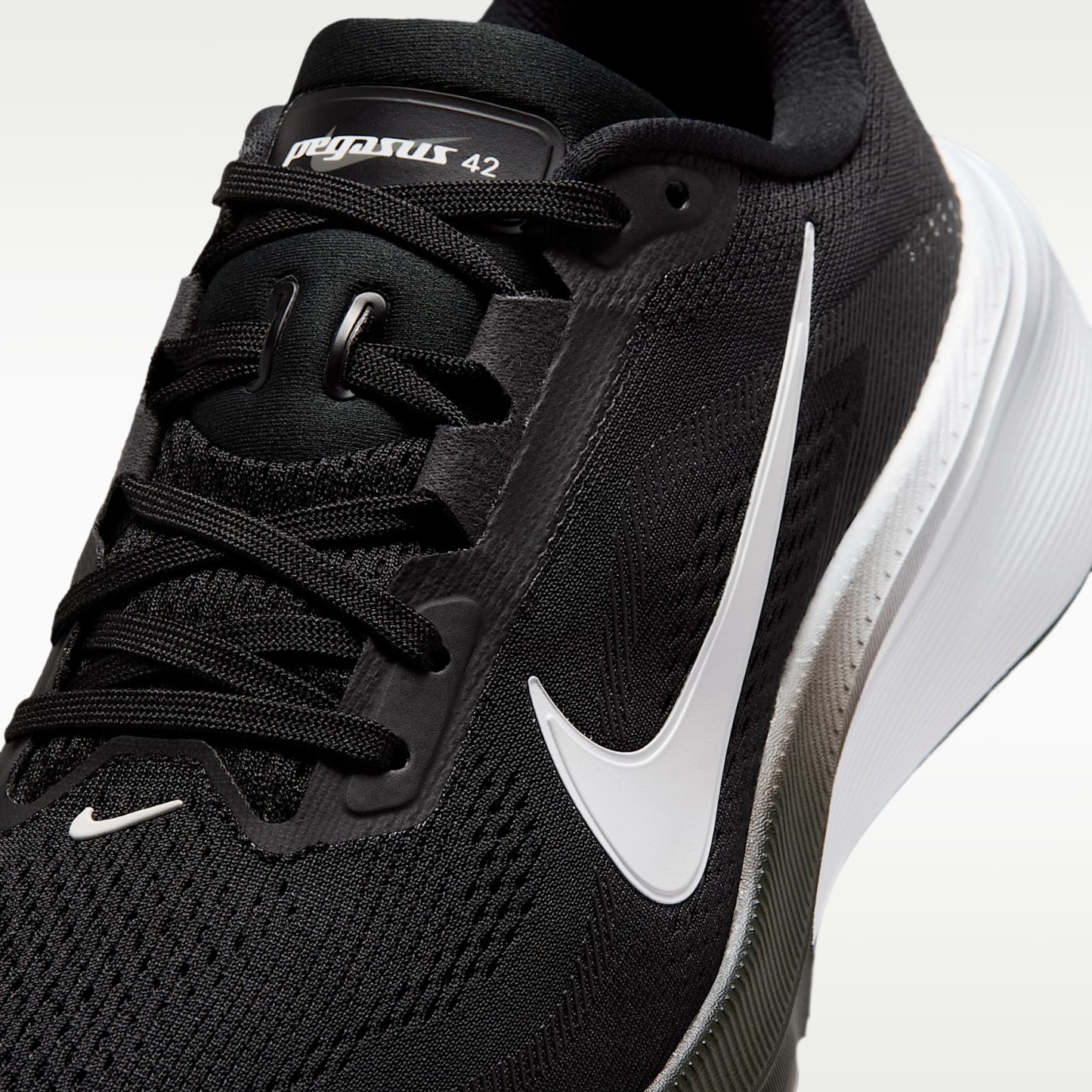 Nike Pegasus 42 Straßenlaufschuh (Damen) – Schwarz/Iron Grey/Weiß