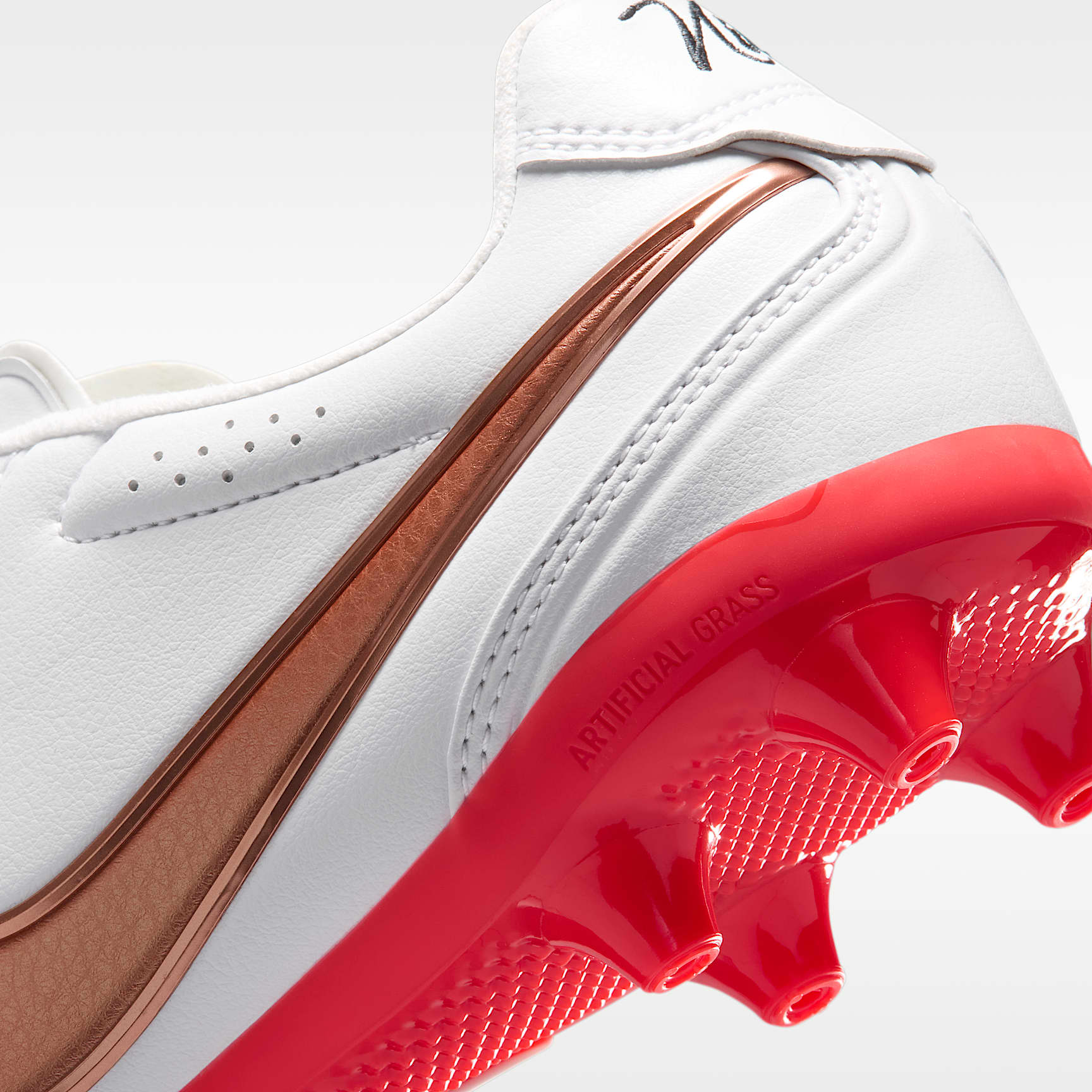 Nike Tiempo Ligera Pro Low-Top-Fußballschuh für Kunstrasen – Weiß/Bright Crimson/Blur