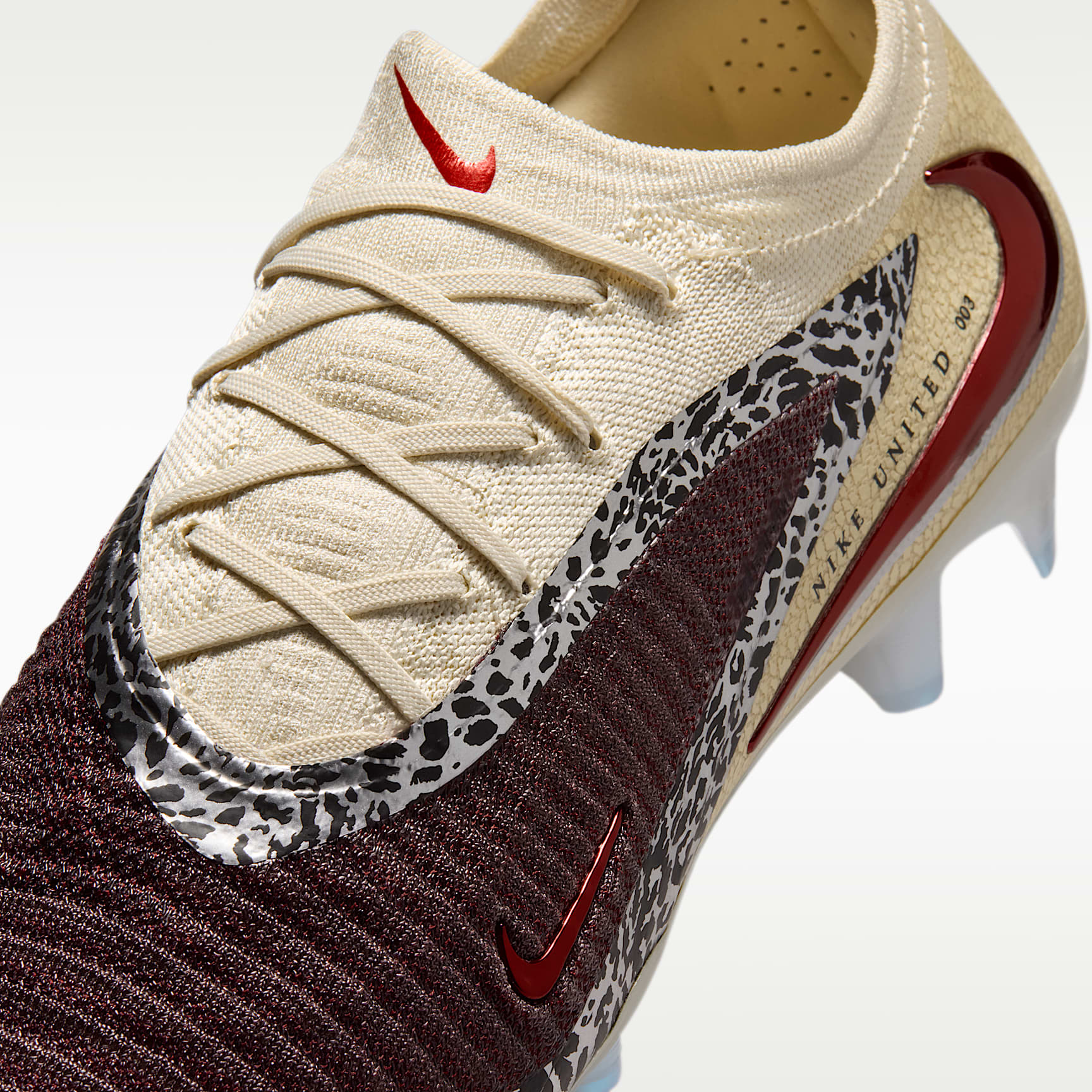 Nike United Phantom 6 Low Elite Fußballschuh für normalen Rasen – Burgundy Crush/Fossil/University Red